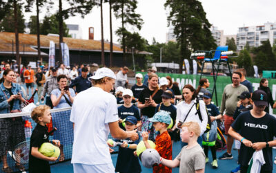 Emil Ruusuvuori ja Vitamin Well järjestivät tennistreenit Lasten Liikkeen hyväksi